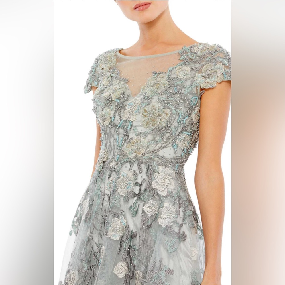 Floral embroidered short sleeve gown - Picture 3 of 3